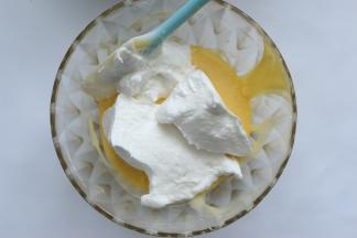 将打好的蛋白取三分之一到蛋黄糊里面，用刮刀以切拌、从2点钟往8点钟方向由下往上翻拌的方式，将蛋糕糊混合均匀好