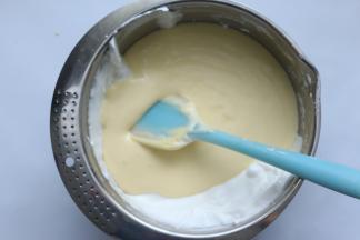 将刚刚混合好的面糊倒回蛋白里，再同样以切拌、从2点钟往8点钟方向由下往上翻拌的方式，将蛋糕糊混合均匀好，混合到看不见蛋白即可，混合好的面糊是呈流动性的但也是比较粘稠的