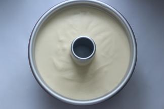 混合好的面糊倒入学厨7寸中空模里，倒入8分满就好，不要倒太多，倒入好后，模具震几下，震出大气泡，再用牙签处理表面的小气泡