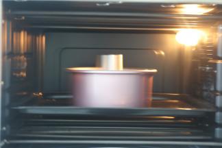 烤箱提前先预热好150度10分钟，将蛋糕放在烤盘上放入预热好的烤箱中下层，上下火150度60分钟，切记中途不要打开烤箱门