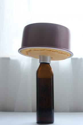 出炉后从20公分高震几下，把里面的热气震出来，再立马倒扣2个小时至完全晾凉才能脱膜，用酒瓶子撑起中间的烟囱