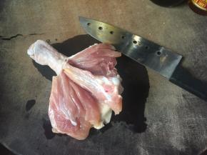 鸡腿洗净后用小刀划开