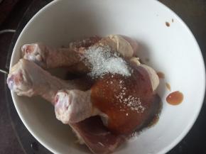 然后加入所有调料拌匀，放入保鲜袋里放入冰箱冷藏24小时