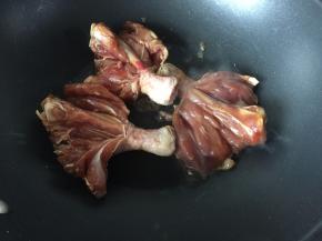 然后放入锅中慢火煎