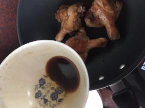 最后倒入腌鸡腿的酱汁慢火焖煎至熟