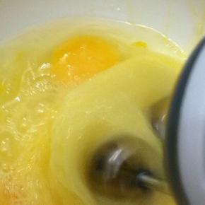 全蛋碗的底部，放一盆25度左右的热水，用电动打蛋器最高档来打发，停三分钟，在继续打发