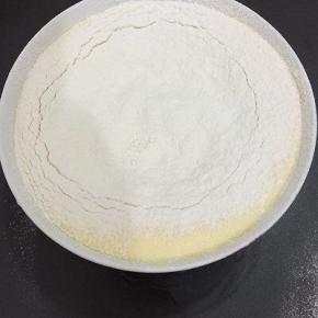 用筛子将低筋面粉筛入，离碗大概5到10厘米