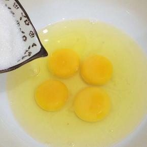 全蛋里面加入70克白砂糖