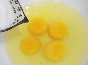 全蛋里面加入70克白砂糖