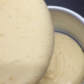 翻拌均匀的面糊倒入6寸模具中，从高处拿起装有面糊的模具震几下，将汽泡震出，放入提前预热好的烤箱，150度烤45分钟