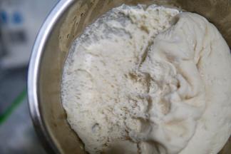 发酵到两倍大（拉开有明显蜂窝状）