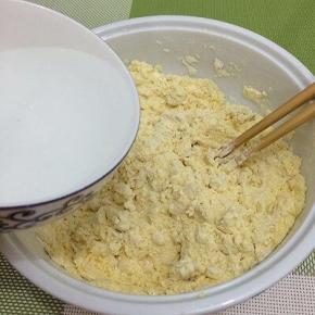 在将剩下的水倒入