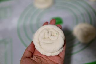 将拧好的面团盘成圆形 压扁