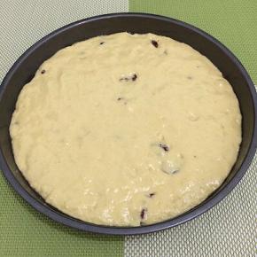 拿个模具，模具中刷少许的油，在将面糊倒入抹平