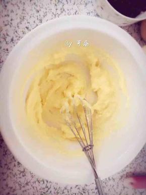 黄油软化到刮刀可以轻松压下
加糖打发变白
加入鸡蛋液继续拌匀 
加入一点点盐调味拌匀