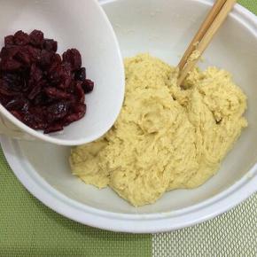 再将浸泡好的蔓越莓干倒入碗中，剩几粒放在上面