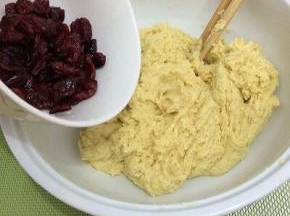 再将浸泡好的蔓越莓干倒入碗中，剩几粒放在上面