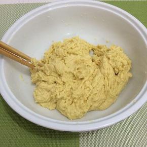 用筷子搅拌均匀