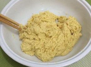 用筷子搅拌均匀