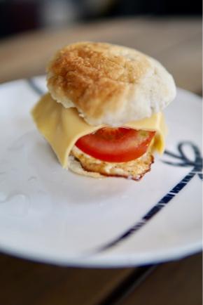 从中间切开夹西红柿 鸡蛋 芝士就变身为汉堡包了