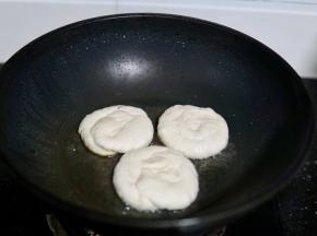 中小火 把面饼放入锅内