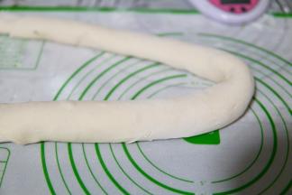 由下往上卷起来成如图的圆柱状