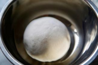 放入干净的盆内 盖保鲜膜进行发酵