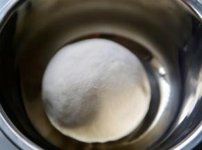 放入干净的盆内 盖保鲜膜进行发酵