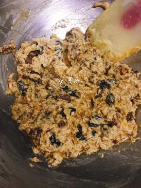 加入巧克力碎 提子干 拌匀
