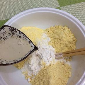 将调均的酵母水倒入碗中，搅拌均匀