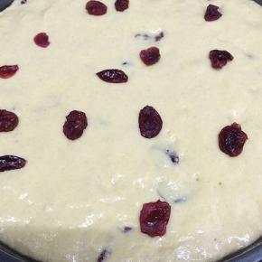 锅中加入适量的水烧到30度左右，将装有面糊的模具，放入锅中，第二次发酵15分钟