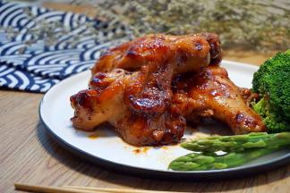 做好照烧鸡腿（做法见我的菜谱—照烧鸡腿）