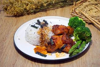 然后盛碗米饭盖在盘里，淋上照烧鸡腿的烧汁，剪入紫菜条，撒入黑芝麻，放入照烧鸡腿和蔬菜即可