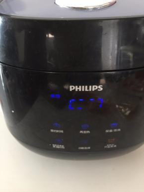 电饭锅里先煮好米饭