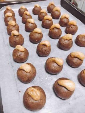 此时烤箱上下火165度预热10分钟
面团搓球 按上腰果