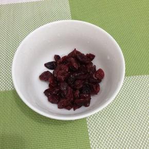 蔓越每洗干净，用水泡十分钟备用