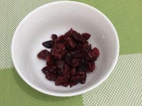 蔓越每洗干净，用水泡十分钟备用