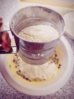 筛入低粉和泡打粉
翻拌均匀