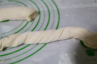 取一个“面条”两只手捏住两端 一个手往左一个手往右方向扭转（就像扭麻花一样 如图）