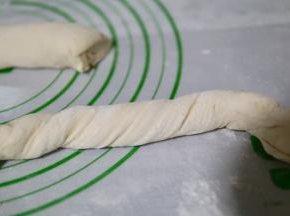 取一个“面条”两只手捏住两端 一个手往左一个手往右方向扭转（就像扭麻花一样 如图）