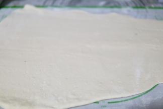 发酵好的面团 在案板上撒面粉擀成大薄片