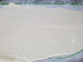 发酵好的面团 在案板上撒面粉擀成大薄片