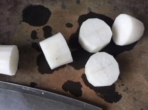 白萝卜去皮切成大段，并在萝卜表面划十字