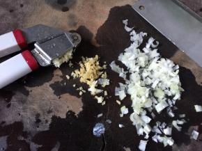 蒜瓣、姜片，大葱切碎