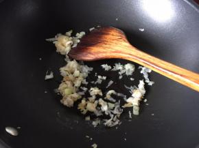 锅里倒入麻油热锅后放入葱、姜、蒜末煸香