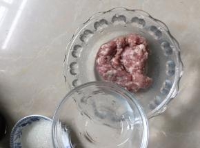猪肉剁碎后加入清酒搅拌均匀