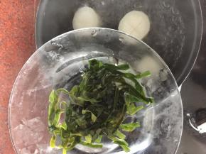 将煮好的白萝卜取出，锅里另加水、加入昆布一起煮沸