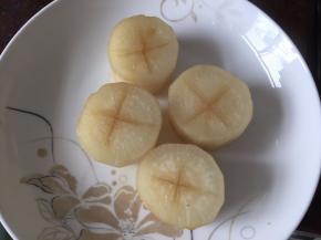 将煮好的白萝卜块取出