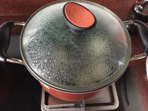 盖上锅盖小火煮30分钟