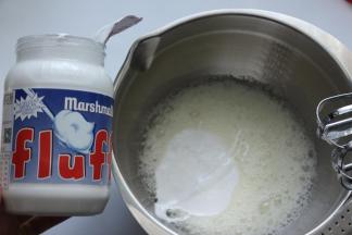 然后加入fluff香草棉花糖酱，一次性加入就好